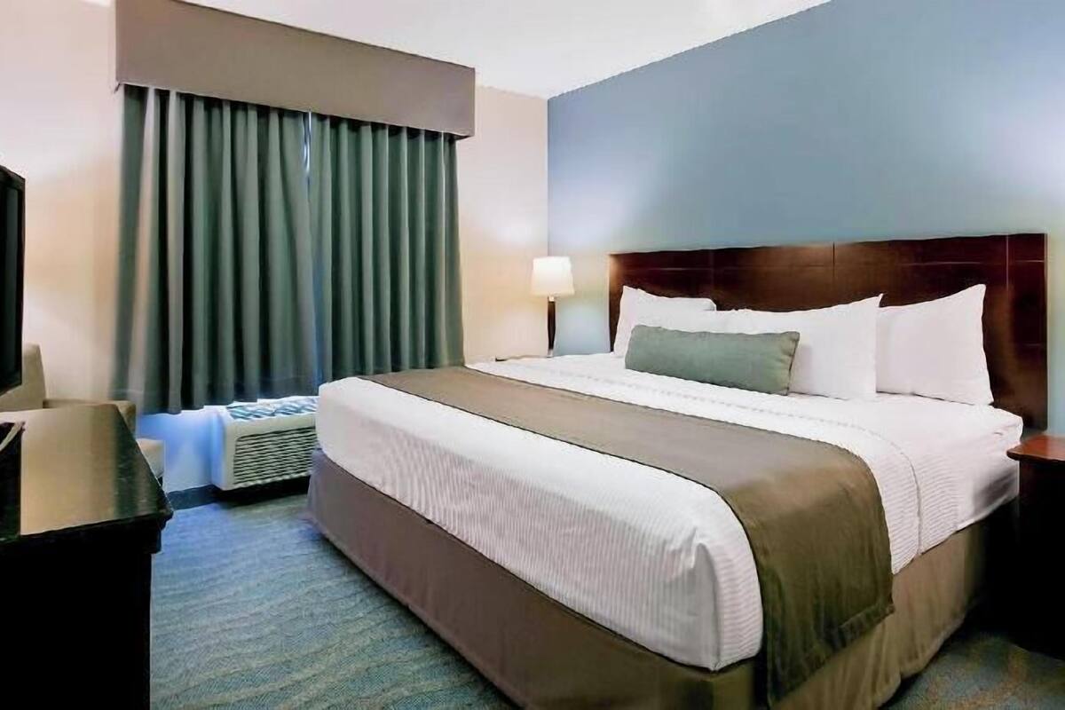 Pillowtop beds, desk, laptop workspace, blackout drapes