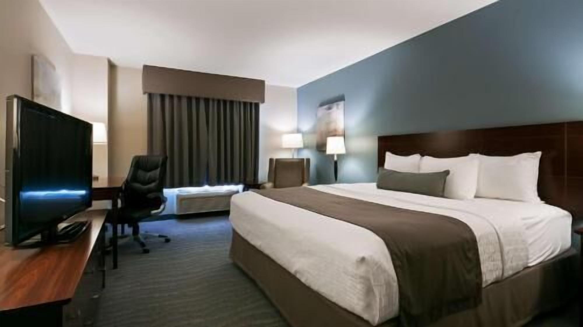 Pillowtop beds, desk, laptop workspace, blackout drapes