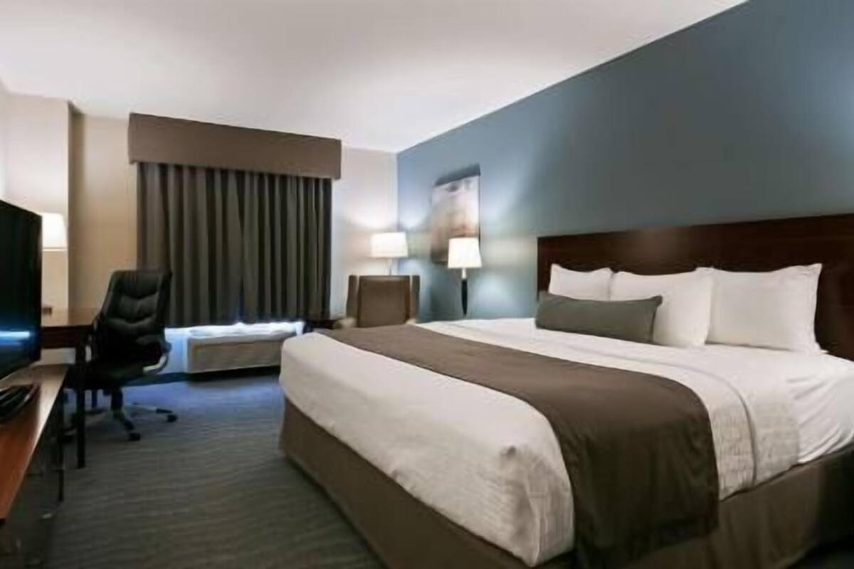 Pillowtop beds, desk, laptop workspace, blackout drapes
