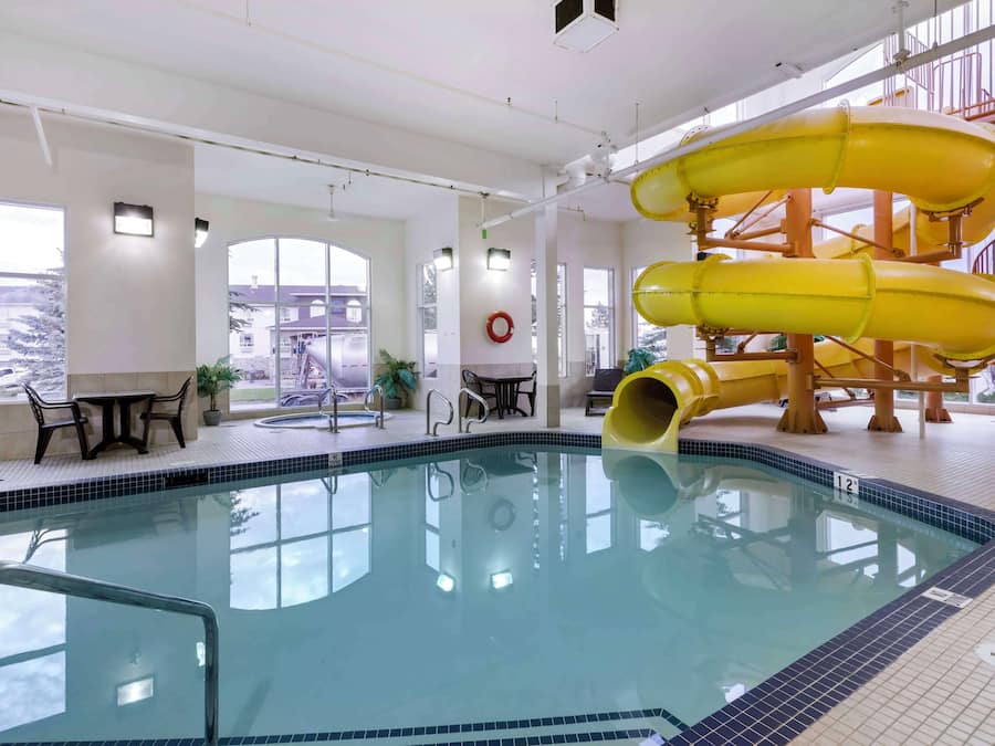 Innenpool, geöffnet von 05:00 Uhr bis 22:00 Uhr, LiegestĂŒhle