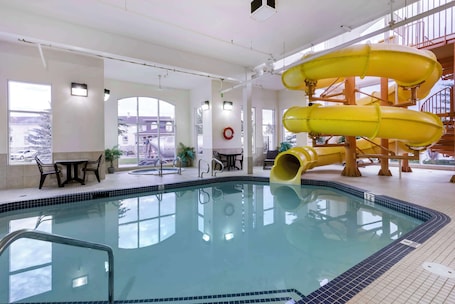 Una piscina techada, sillones reclinables de piscina. Best Western Rocky Mountain House Inn & Suites