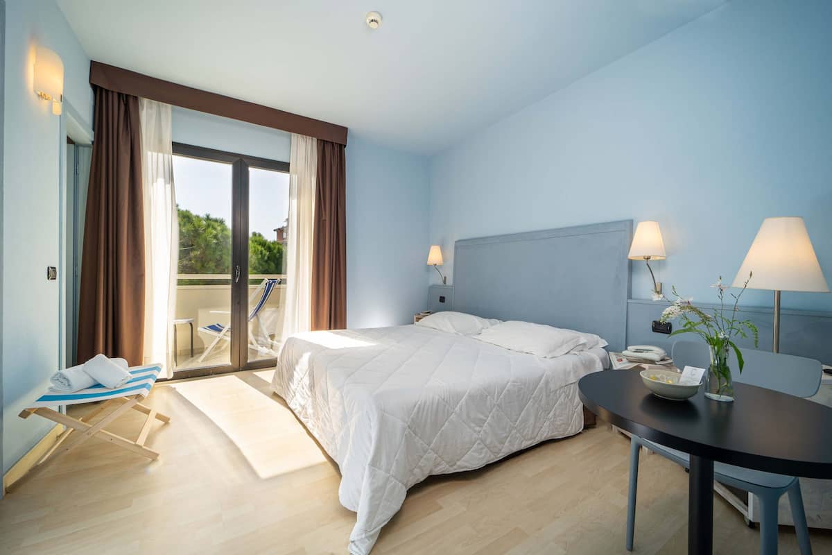 Premium bedding, minibar, in-room safe, WiFi (free)