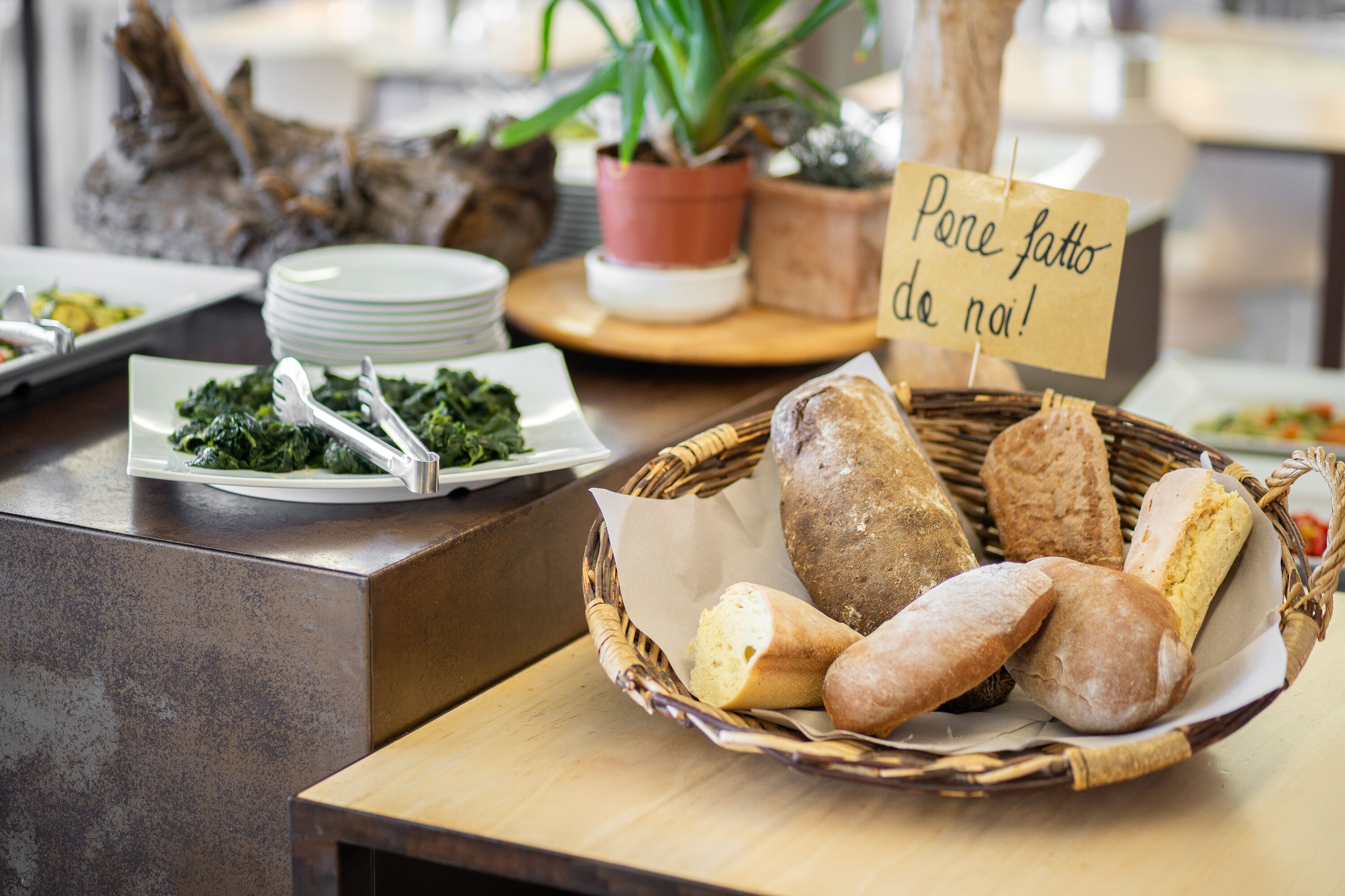 Ein reichhaltiges Buffet mit verschiedenen Speisen, darunter Brot und Salat.
