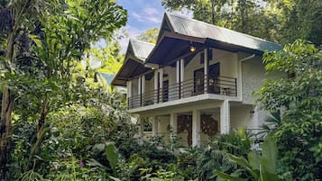 Grand Bungalow | Premium bedding, down comforters, pillowtop beds, in-room safe