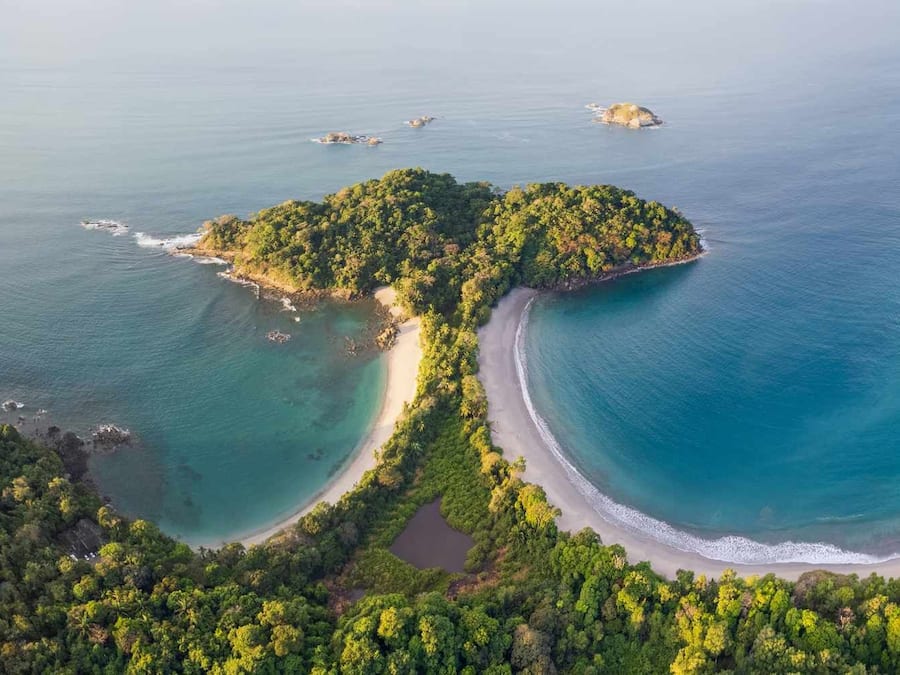 Vlak bij het strand, wit zand, strandlakens