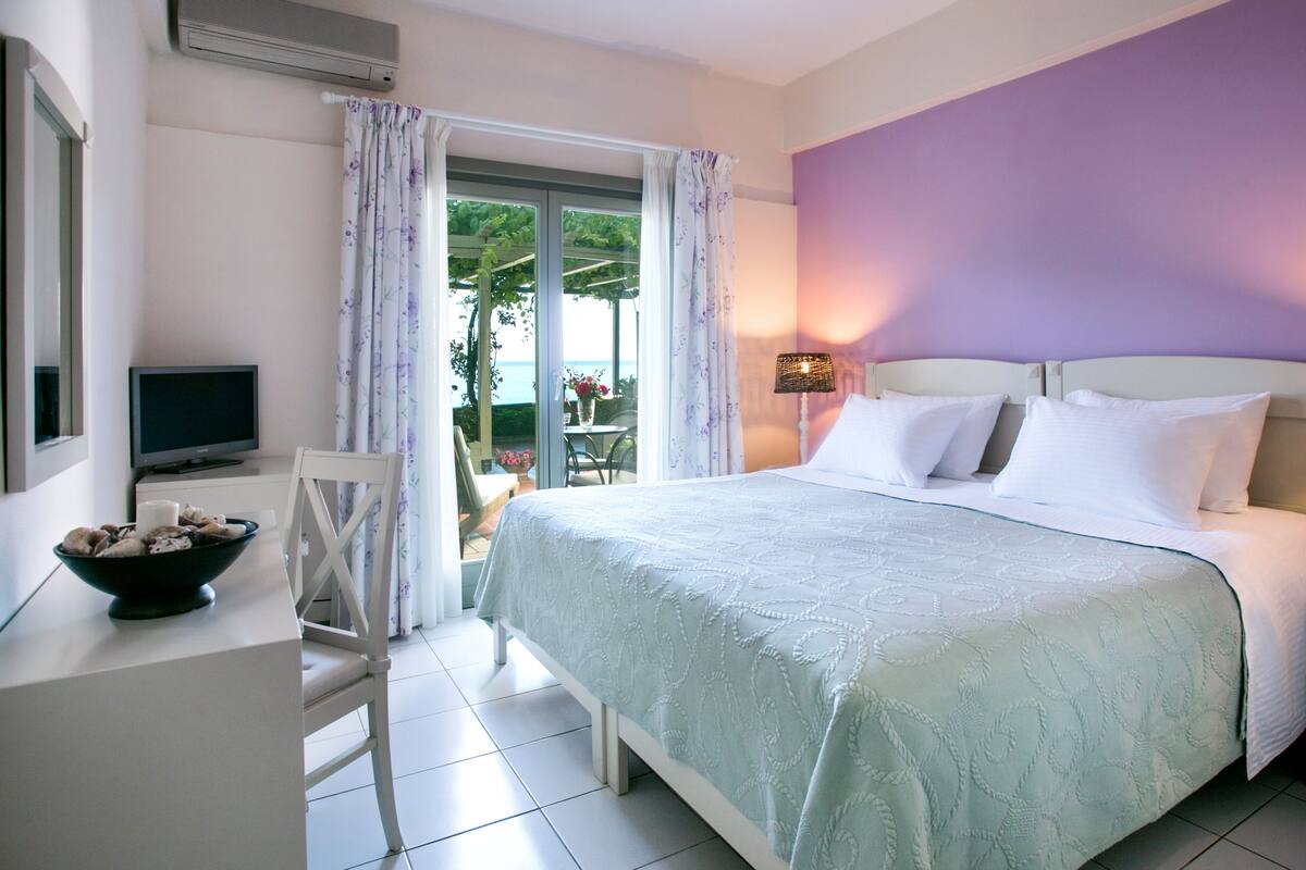 Tweepersoonskamer, 1 tweepersoonsbed, terras, uitzicht op zee | Een minibar, een kluis op de kamer, een bureau, een laptopwerkplek