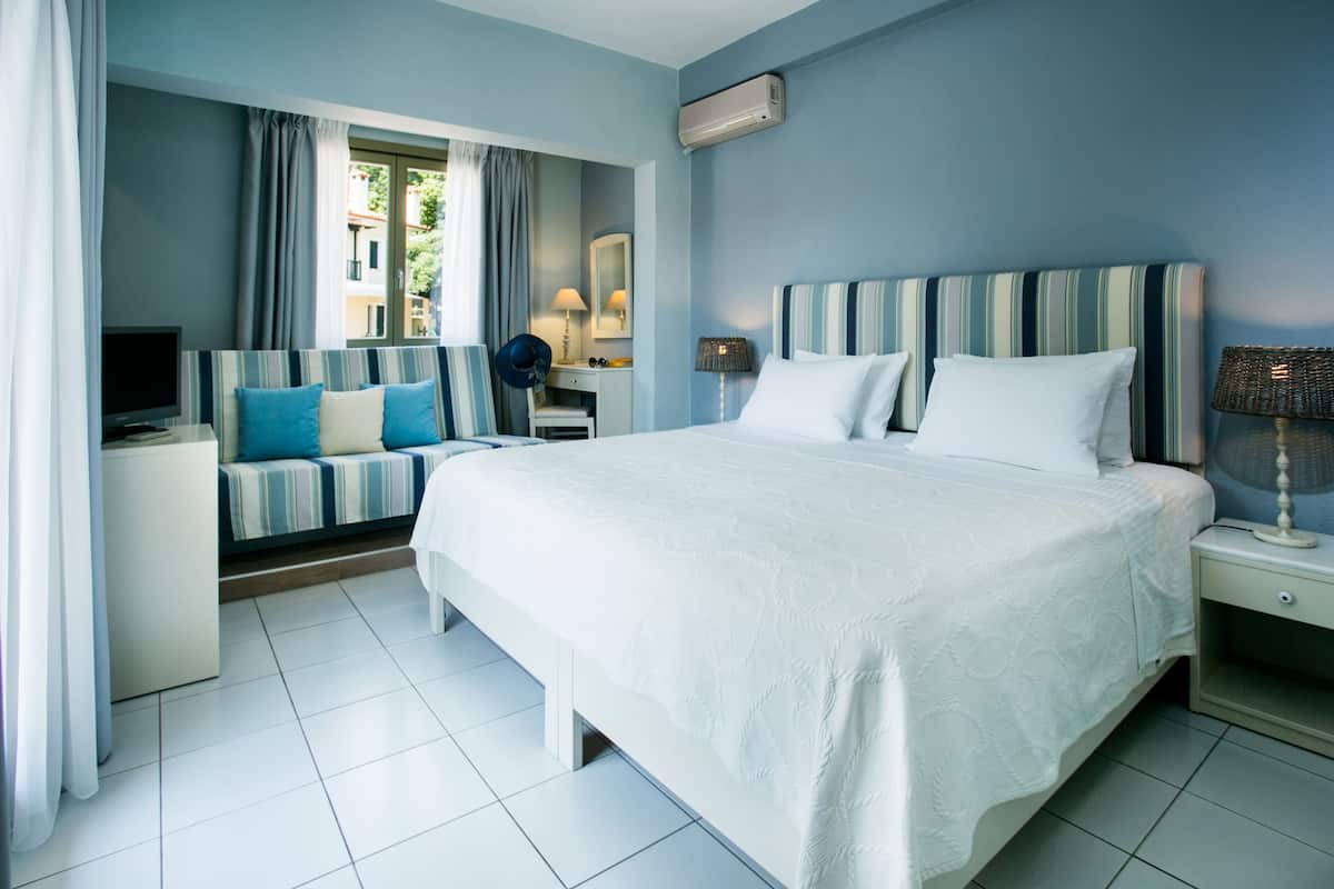 Comfort kamer, gedeeltelijk uitzicht op zee | Een minibar, een kluis op de kamer, een bureau, een laptopwerkplek
