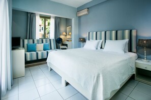 Chambre Confort, vue partielle sur la mer | Minibar, coffre-fort, décor unique, bureau