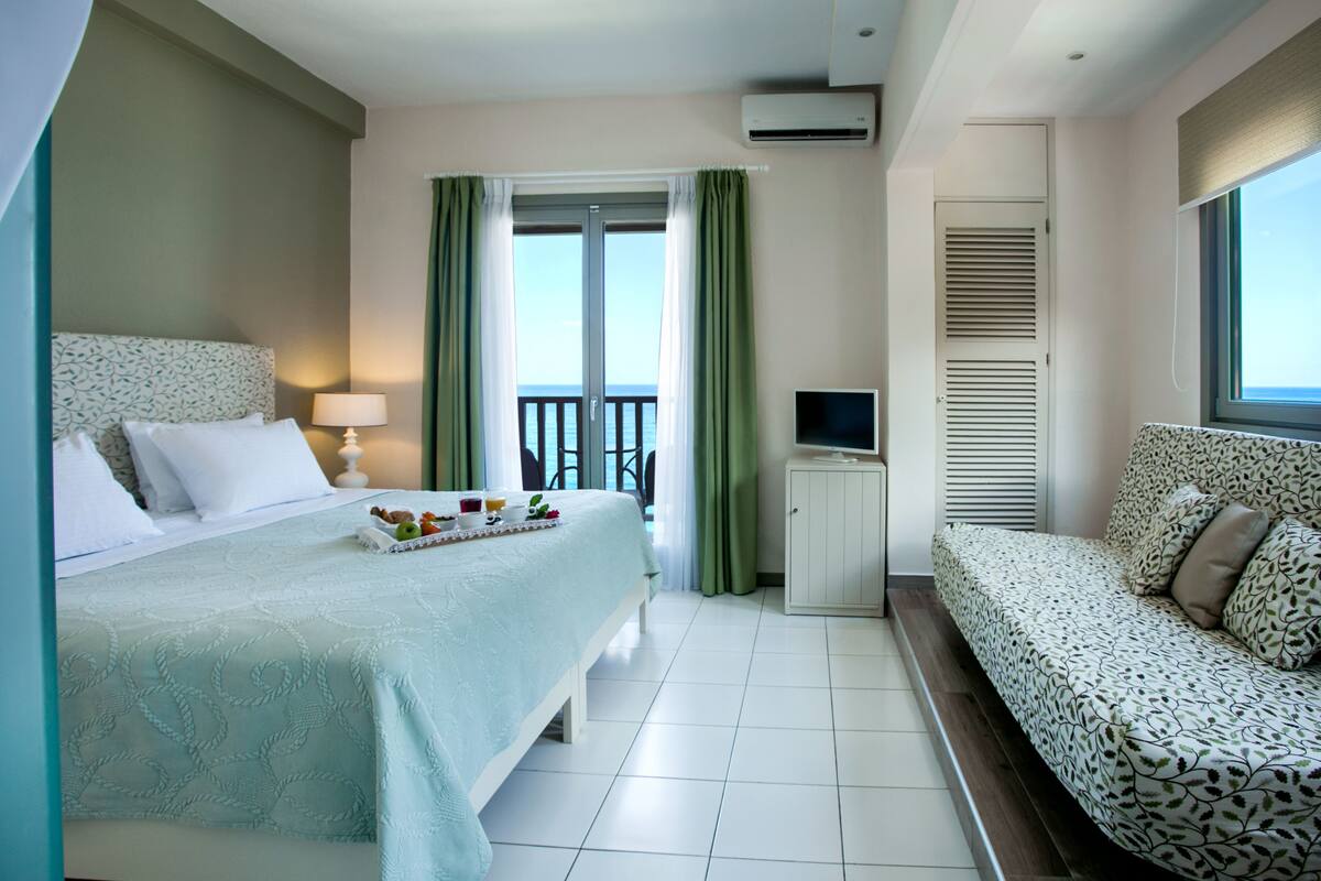 Comfort kamer, uitzicht op zee | Een minibar, een kluis op de kamer, een bureau, een laptopwerkplek