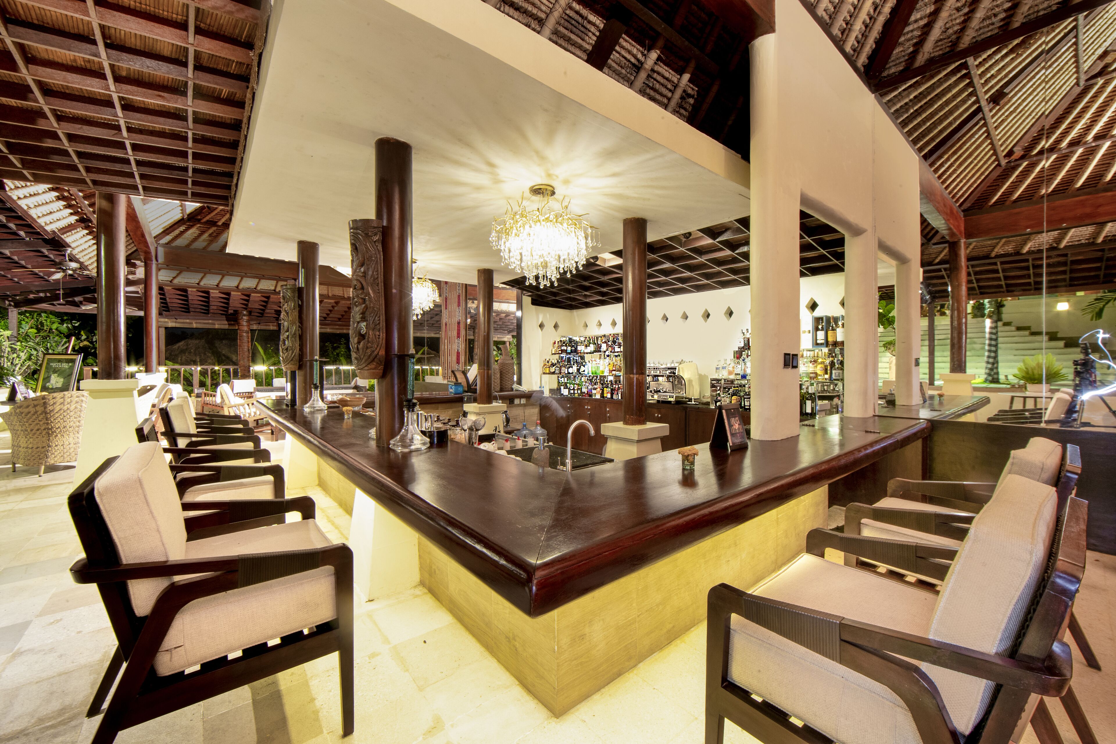 2 bars/lounges, poolside bar