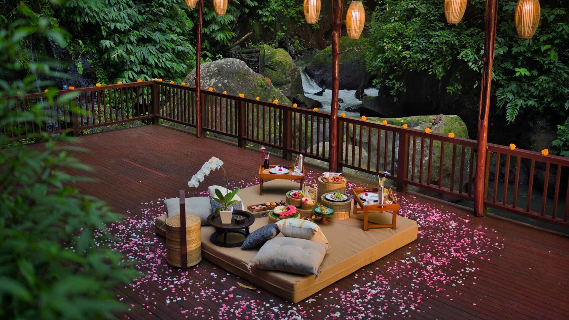 Cocina local con mesas al aire libre 