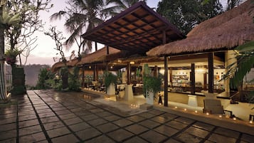 2 bars/lounges, poolside bar