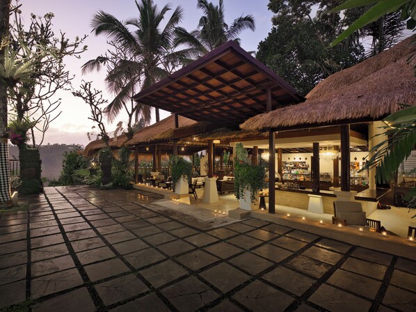 2 bars/lounges, poolside bar