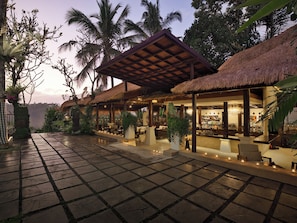 2 bars/lounges, poolside bar