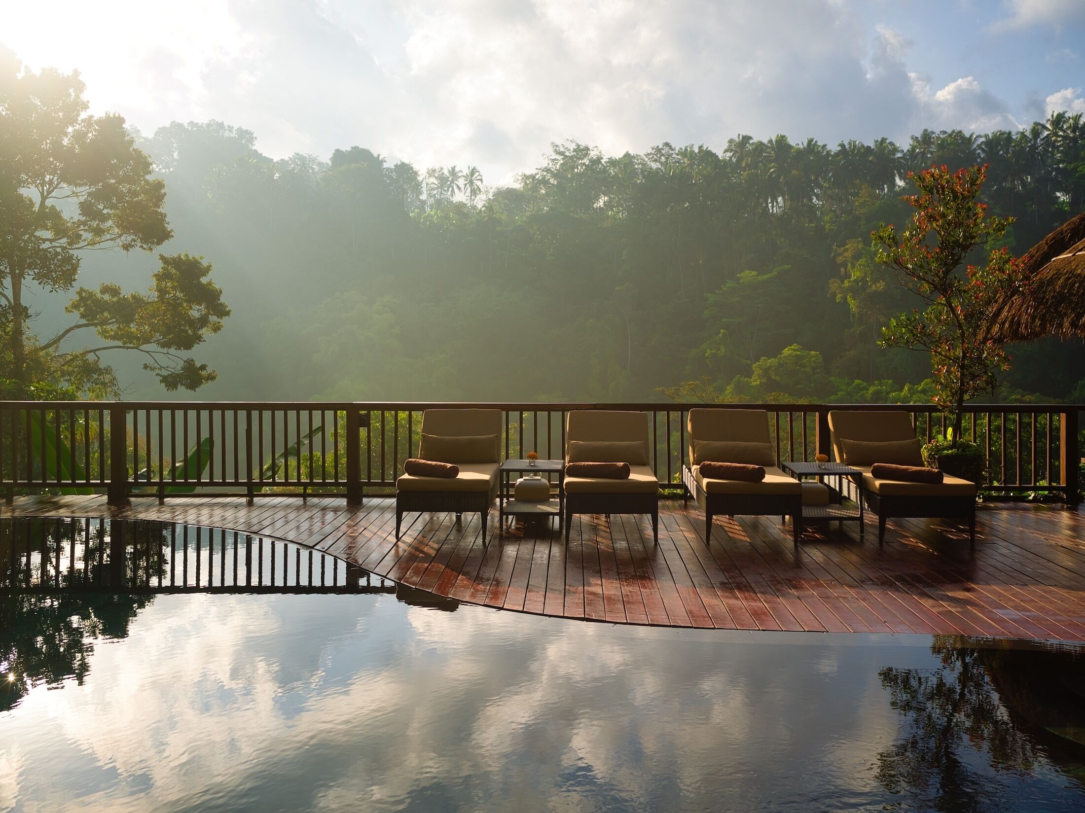 Una piscina al aire libre, sillones reclinables de piscina