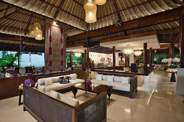 2 bars/lounges, poolside bar