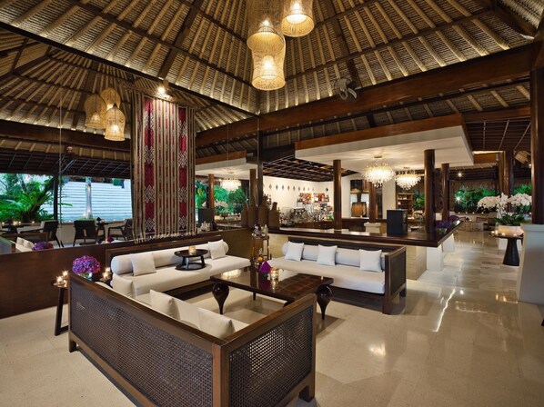 2 bars/lounges, poolside bar - Nandini Jungle by Hanging Gardens (Payangan)