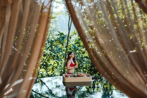 Alberca al aire libre y camastros 