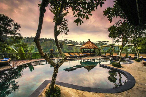 Kolam renang outdoor, dengan kursi berjemur