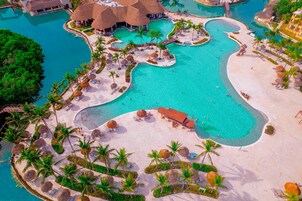 5 outdoor pools, pool umbrellas, sun loungers