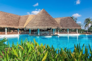 6 bares o lounges, 2 bares en la alberca, bar en la playa