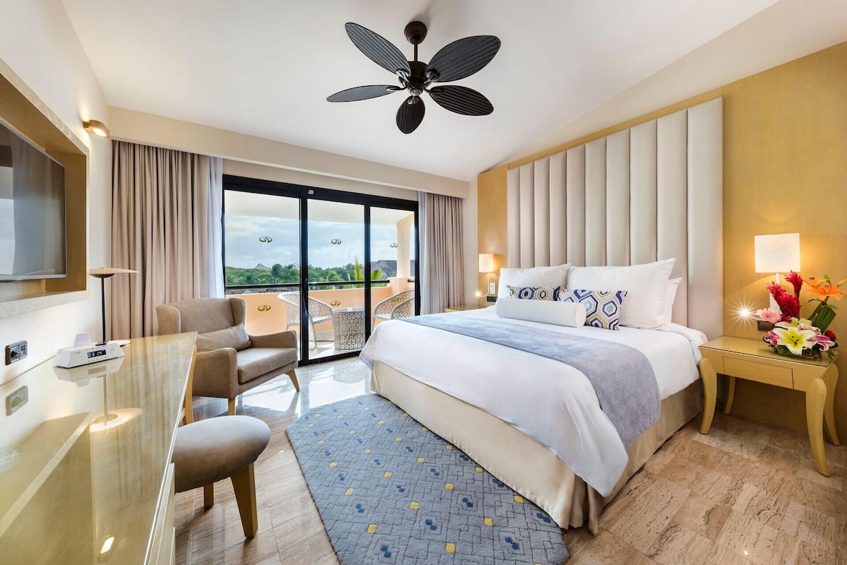 1 kamar tidur, minibar, brankas, dan meja kerja