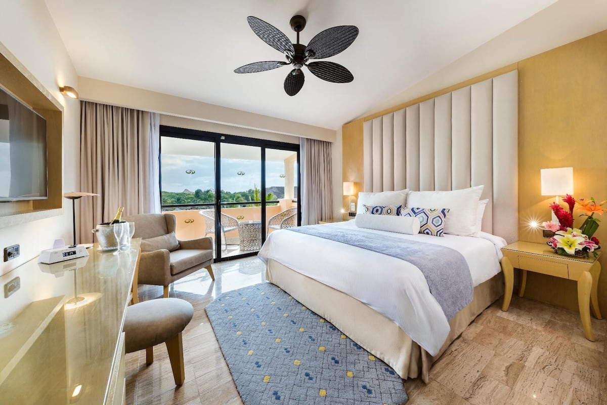 1 kamar tidur, minibar, brankas, dan meja kerja