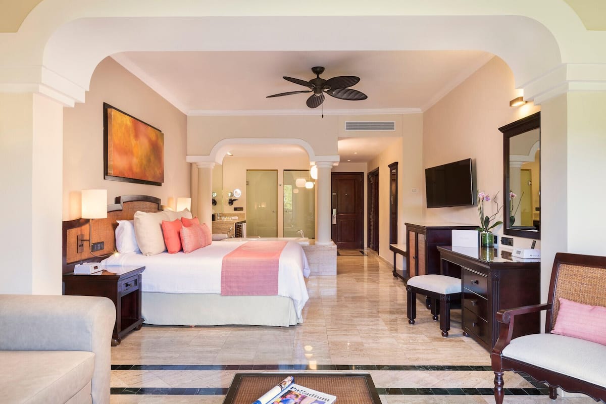 1 kamar tidur, minibar, brankas, dan meja kerja