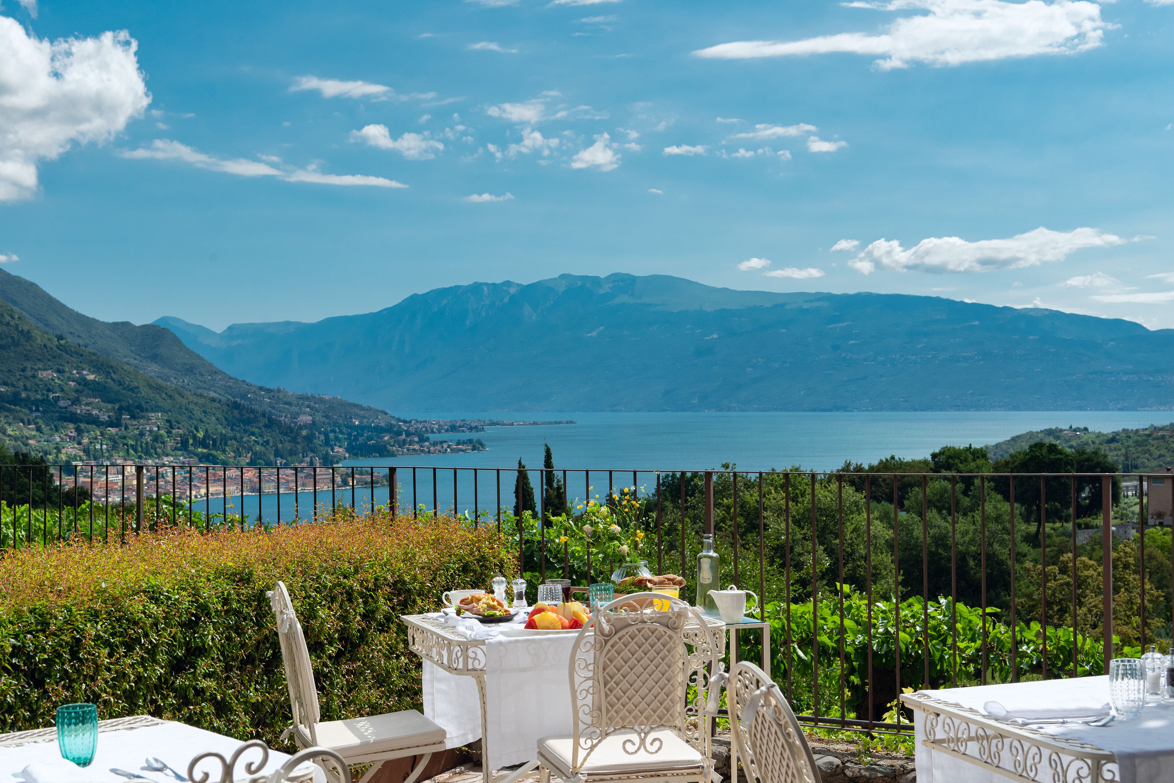 Italienische Küche, Blick auf den Pool 