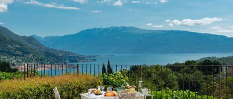 Italian cuisine, pool views