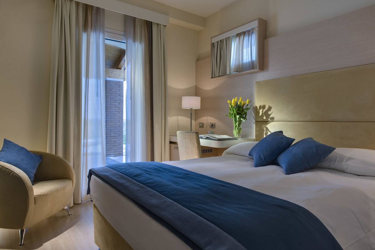 Kamar Single, 1 Tempat Tidur Twin Besar | Seprai antialergi, selimut bulu angsa, minibar, dan brankas