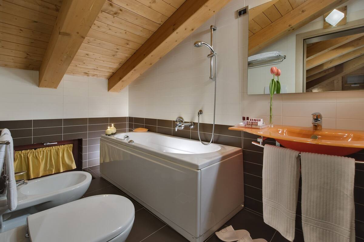 triple room | bathroom | free toiletries, hair dryer, bidet, towels
