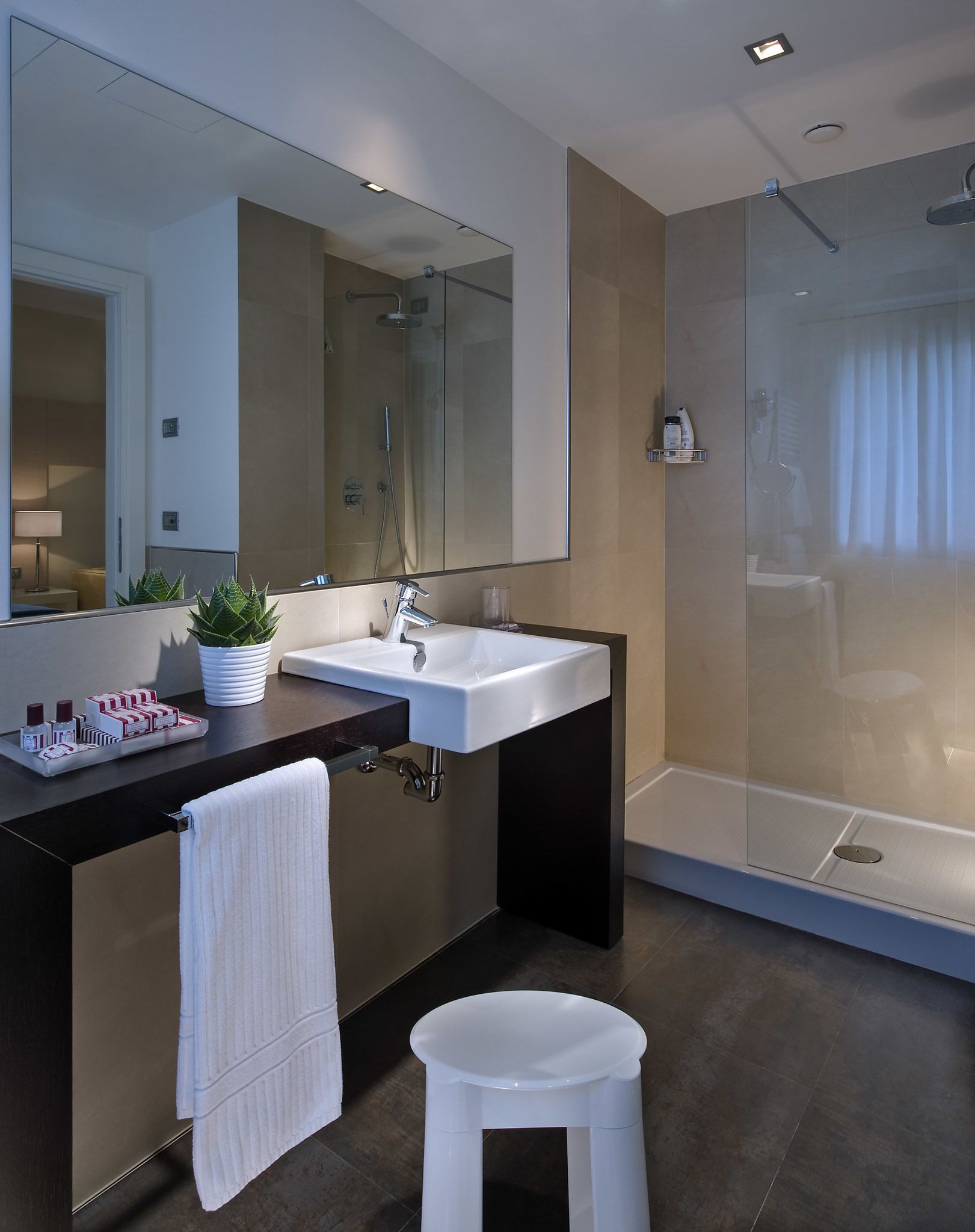 junior suite, 1 queen bed | bathroom | free toiletries, hair dryer, bidet, towels