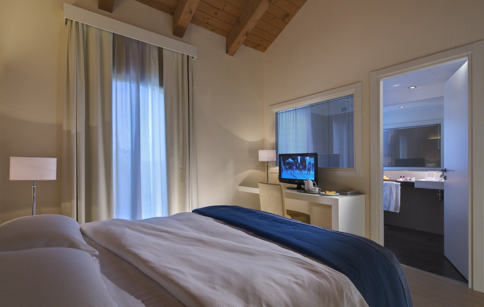 suite, 1 queen bed | hypo-allergenic bedding, down duvets, minibar, in-room safe