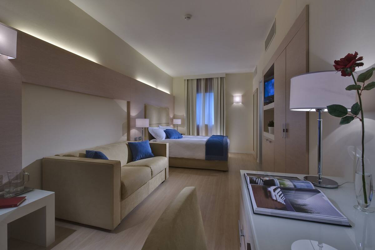 Suite Junior, 1 Tempat Tidur Queen | Seprai antialergi, selimut bulu angsa, minibar, dan brankas