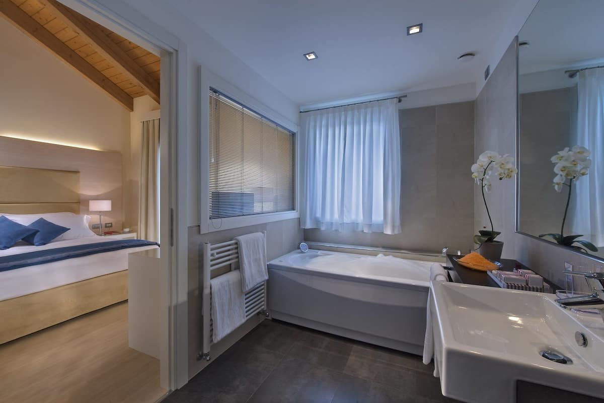 suite, 1 queen bed | bathroom | free toiletries, hair dryer, bidet, towels