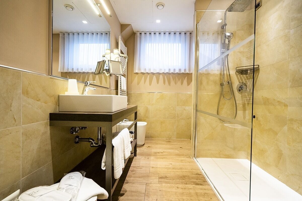double room, 1 queen bed | bathroom | free toiletries, hair dryer, bidet, towels