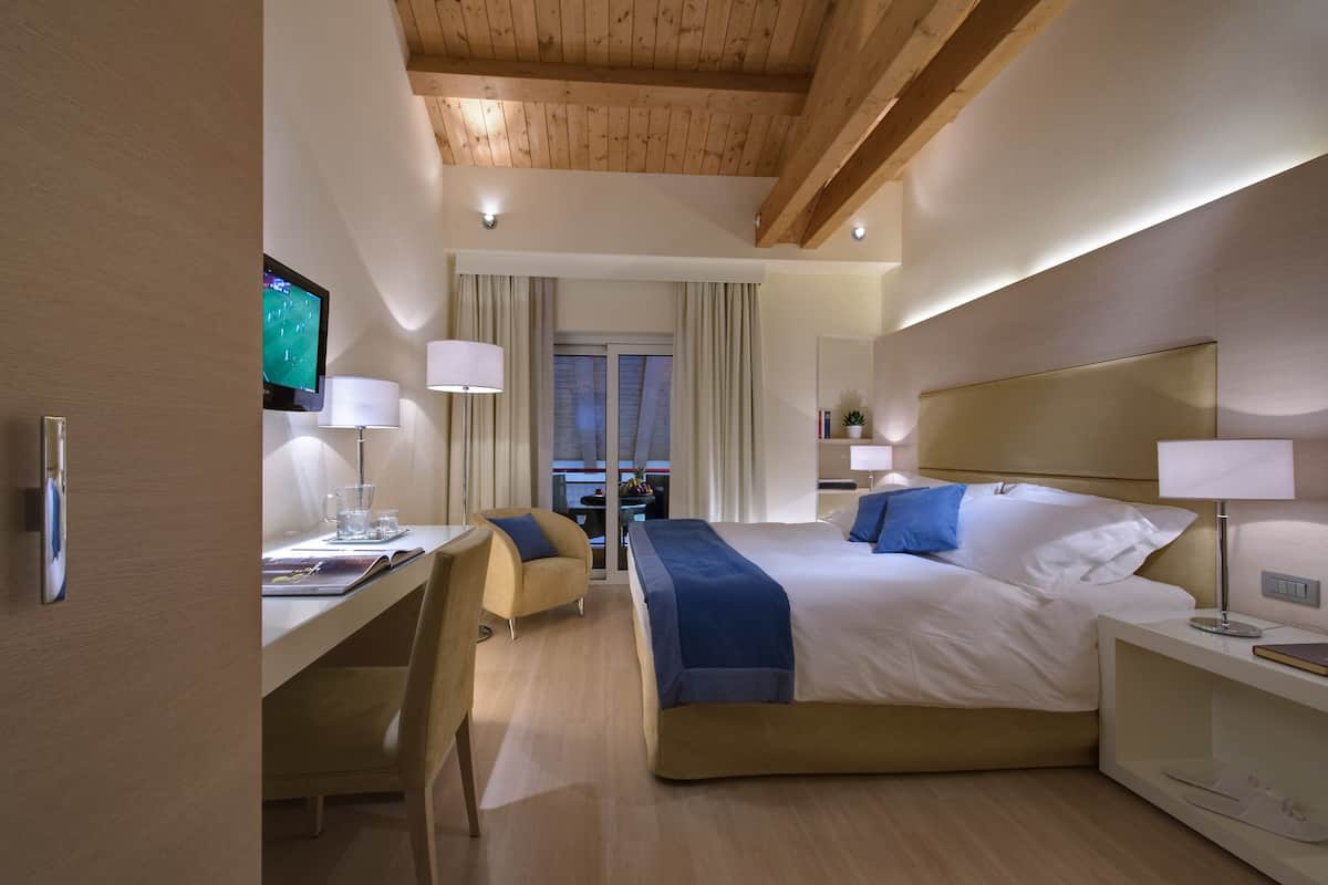 Kamar Double, 1 Tempat Tidur Queen | Seprai antialergi, selimut bulu angsa, minibar, dan brankas