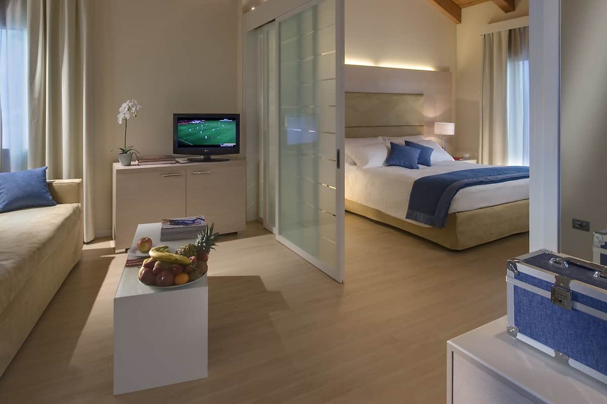 Suite, 1 Tempat Tidur Queen | Seprai antialergi, selimut bulu angsa, minibar, dan brankas