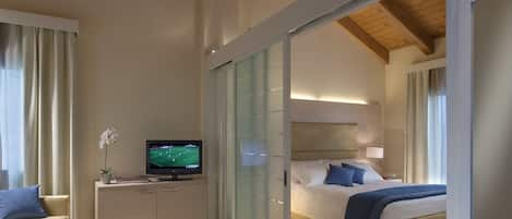 Suite, 1 letto queen | Biancheria da letto ipoallergenica, copriletto in piuma, minibar