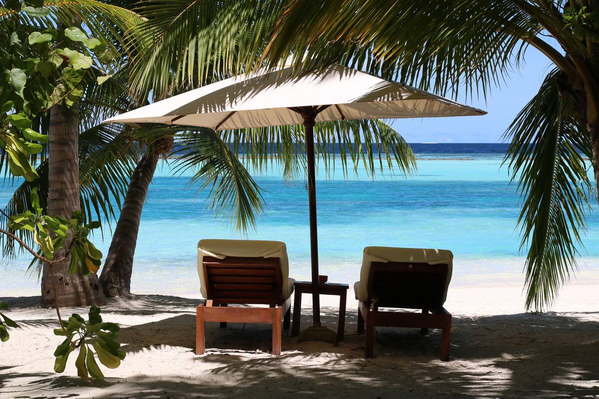 Privatstrand, weißer Sandstrand, Liegestühle, Sonnenschirme