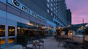 Un bâtiment moderne qui abrite un restaurant appelé « O’Connors » au rez-de-chaussée.