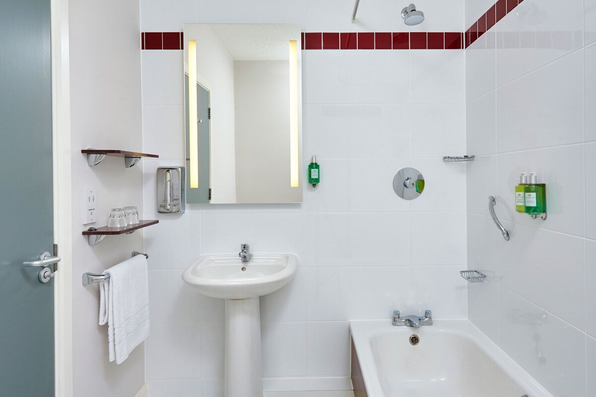 Salle de bain | Ensemble baignoire-douche, articles de toilette (gratuits)