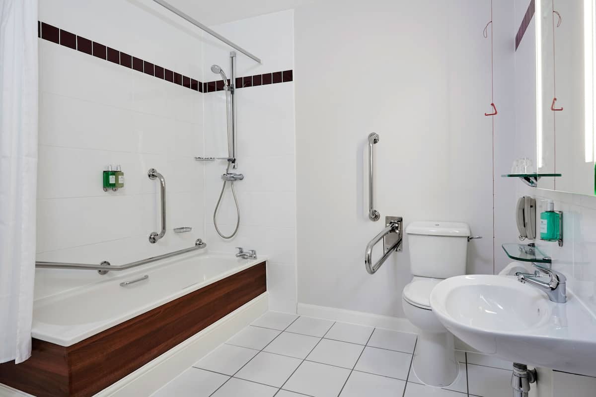 combined shower/bathtub, free toiletries, hair dryer, towels