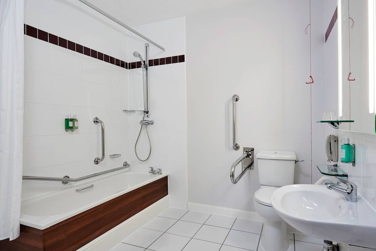 Bañera con ducha, artículos de tocador gratuitos, secador de pelo