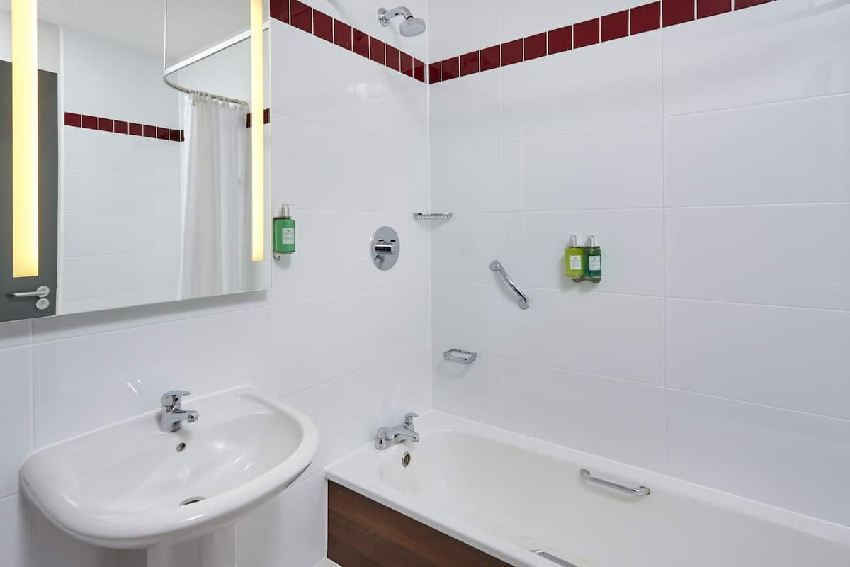 combined shower/bathtub, free toiletries, hair dryer, towels
