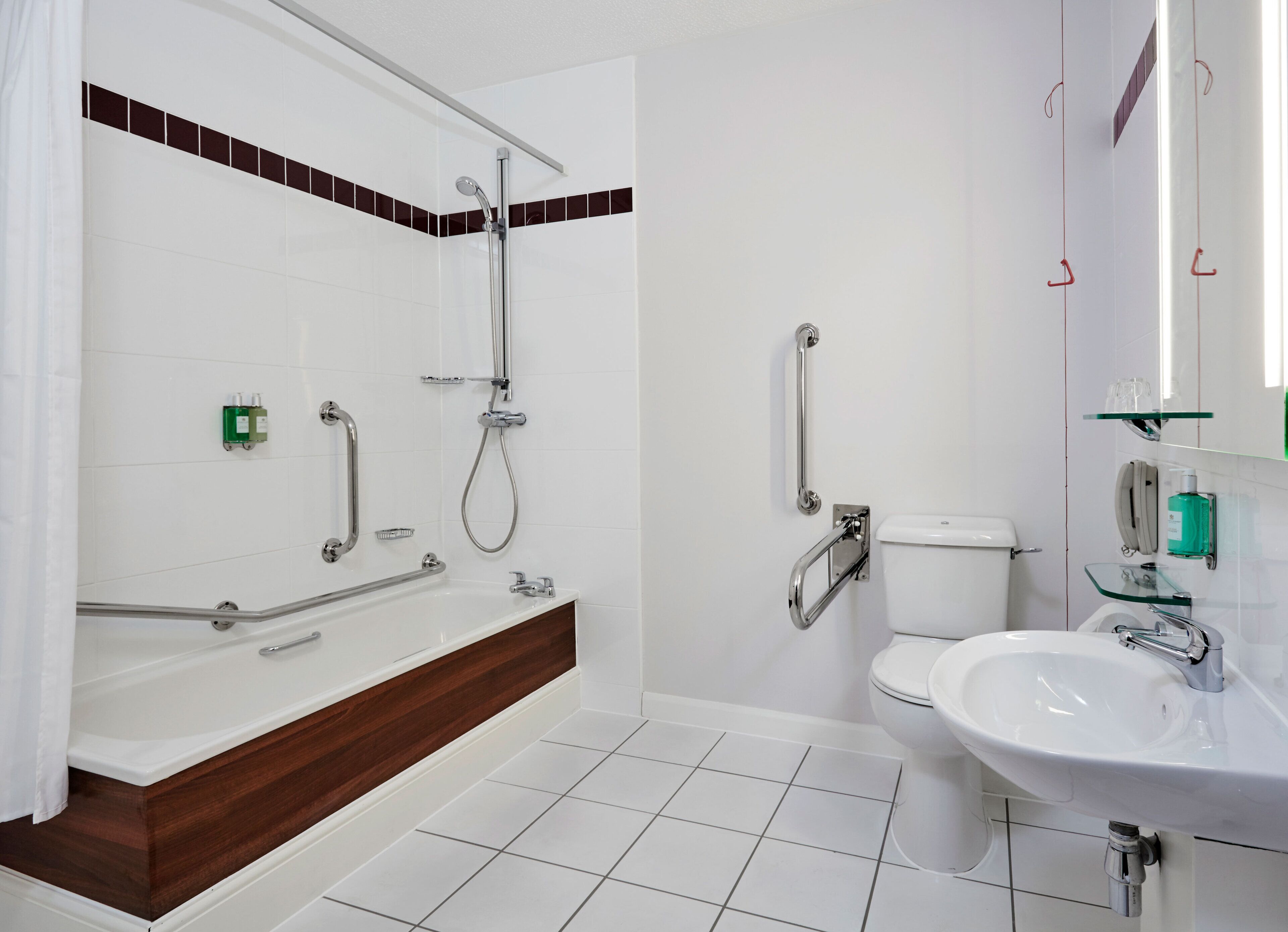 Combined shower/tub, free toiletries, hair dryer, towels