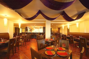 3 restaurants, breakfast served