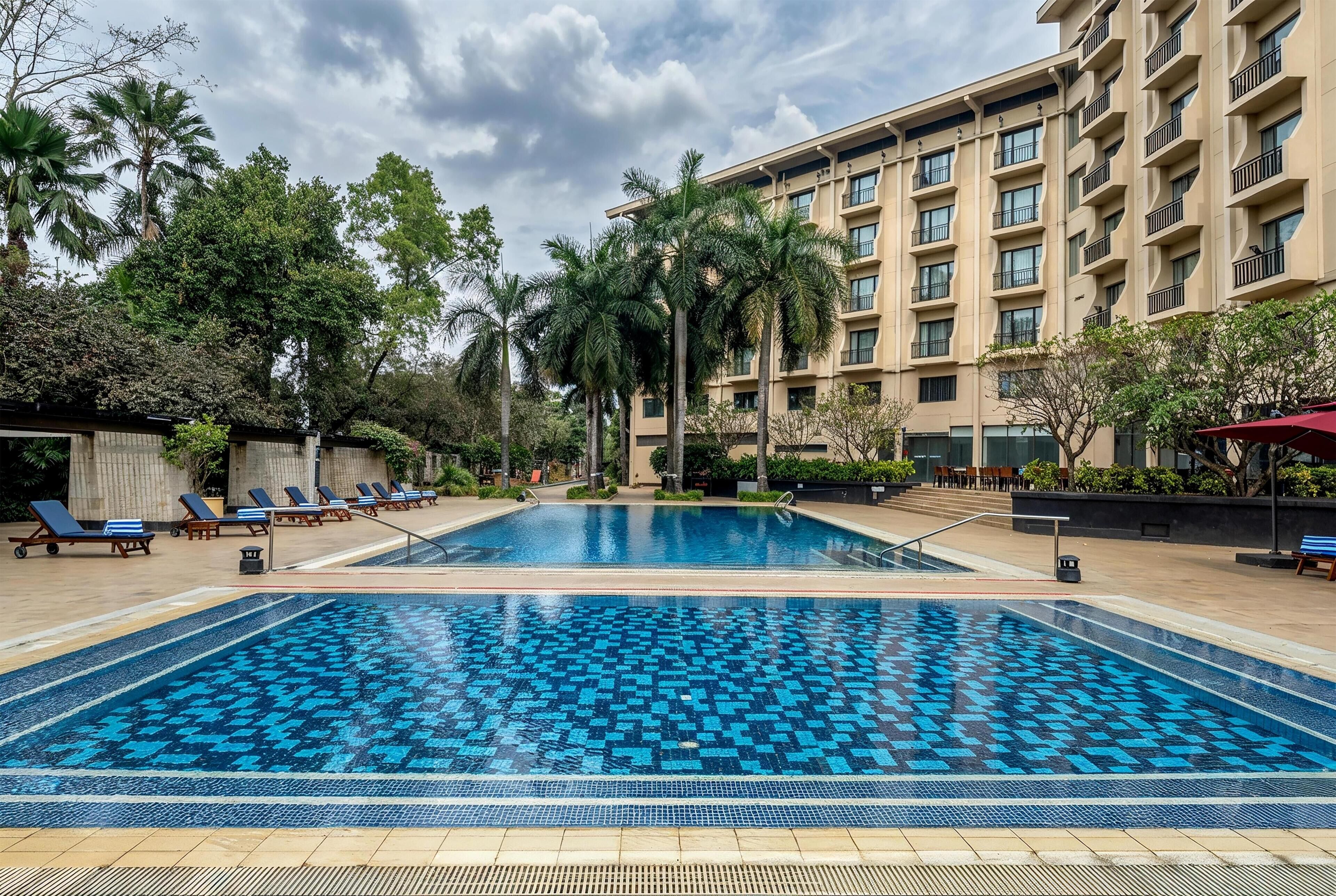 Piscina externa, guarda-sóis, espreguiçadeiras