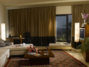Executive Suite | Premium bedding, minibar, in-room safe, desk